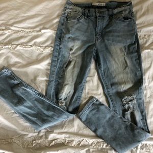 Size 27 women’s light ripped jeans 🌻
